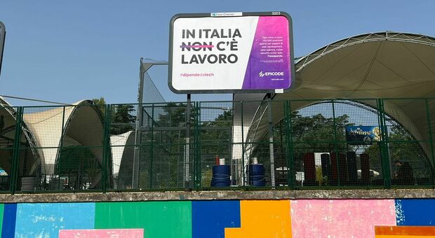 Roma, «In Italia c'è lavoro»: chi c'è dietro i misteriosi manifesti apparsi nella capitale