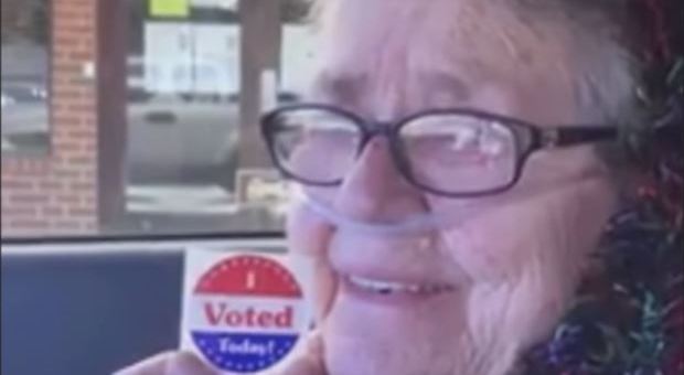 «Ce l'ho fatta!», anziana malata vota per la prima volta poco prima di morire