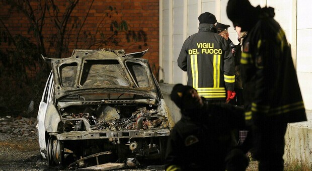 Acquasparta, cadavere di una donna di Roma all'interno di un'auto in fiamme. Poco lontano la lettera d'addio