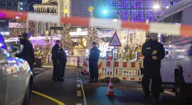 Berlino, attimi di terrore: evacuati i mercatini di Natale, concerto sospeso, ma è falso allarme