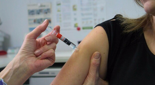 Latina, picco di contagi e boom di prime dosi di vaccino