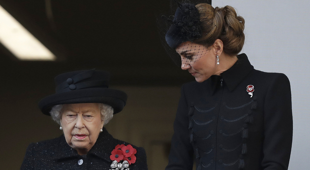 Regina Elisabetta non partecipa al Remembrance day: «Problemi alla schiena». Sudditi preoccupati