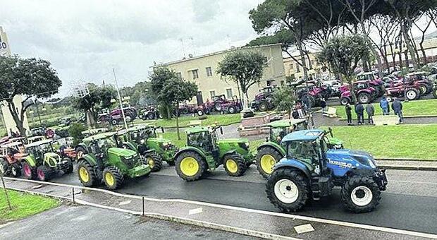 Agricoltura, giornata del ringraziamento: un esercito di trattori invade le vie di Borgo Montenero