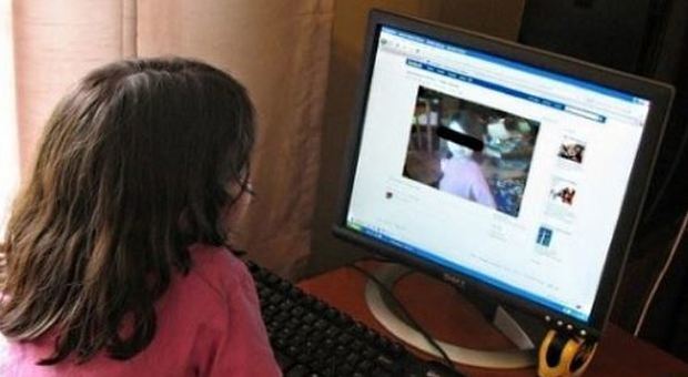 Video porno di minori scambiati tra ragazzi su Whatsapp: 51 indagati, la denuncia partita da una mamma