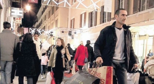 Natale al risparmio a Roma: 150 euro a persona per cibo, vestiti e libri