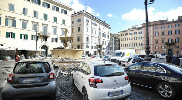 Roma, piazza Farnese diventa pedonale: non si potrà più parcheggiare l'auto