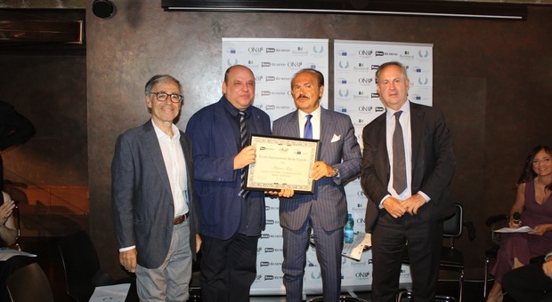 Mencarelli, presidente della Giuria, Paolo Crisafi e (a destra) Carlo Corazza organizzatori del premio Buone Pratiche premiano Mauro Masi
