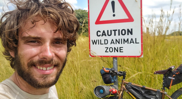 Lorenzo Barone in bici dal Sudafrica alla Siberia, arrestato in Etiopia. «Ho pensato: ok, è finita»