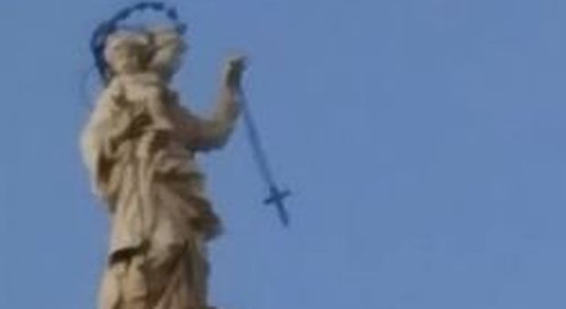 Il Rosario della Madonna di Pompei oscilla dall'alto del Santuario: «Un miracolo»