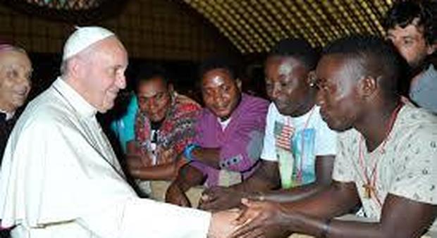 Immigrati, Papa Bergoglio incontra un gruppo di rifugiati al Laterano