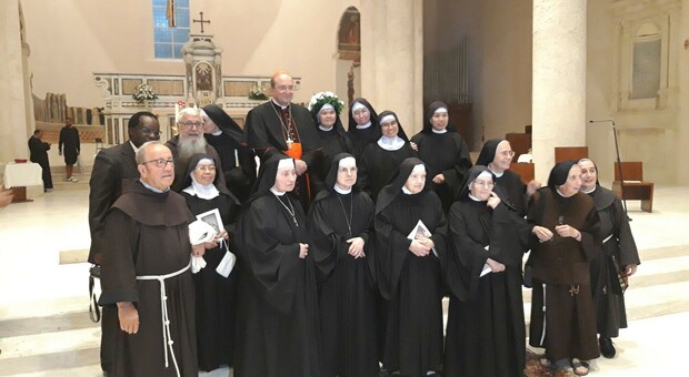Cardinale Petrocchi e le suore di San Basilio