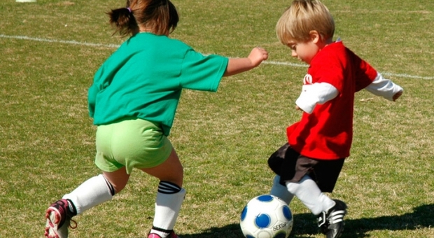 Amelia, bambini giocano a calcio sotto casa: scatta la sanzione per i genitori «Non rispettate le norme anti-covid»