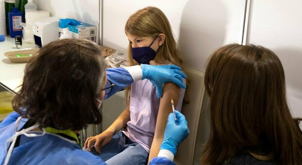 Vaccino bambini, i pediatri: «Immunizzateli due volte, contro Covid e influenza: un doppio regalo di Natale»