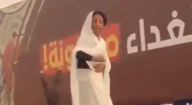 Sudan, la 22enne Alaa diventa il simbolo della rivolta: video virale sul web