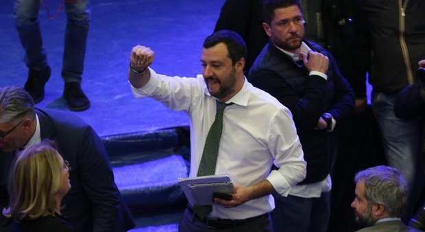 Salvini a Napoli: denuncio De Magistris, si dimetta il responsabile degli scontri è lui
