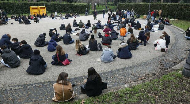 Scuola Roma, liceali aperti da lunedì: «Ma 9 studenti su 10 senza tampone»