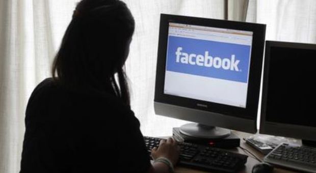 "Bruciare i profughi", condannati a 6 mesi senza Facebook per il post choc