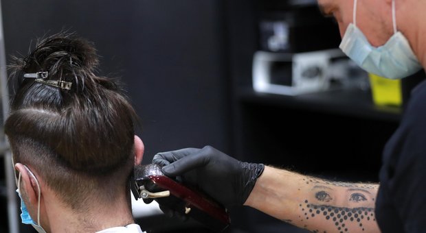 Barbiere positivo al Covid infetta 40 clienti a Caltanissetta (tutti in isolamento)