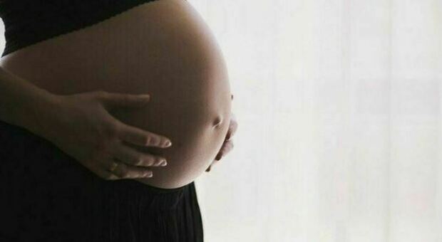 Covid, in gravidanza il rischio di morte cresce di 20 volte: confermata utilità del vaccino