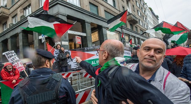 25 aprile, tensione a Milano: pro Palestina contro la Brigata Ebraica: sionisti fuori dal corteo