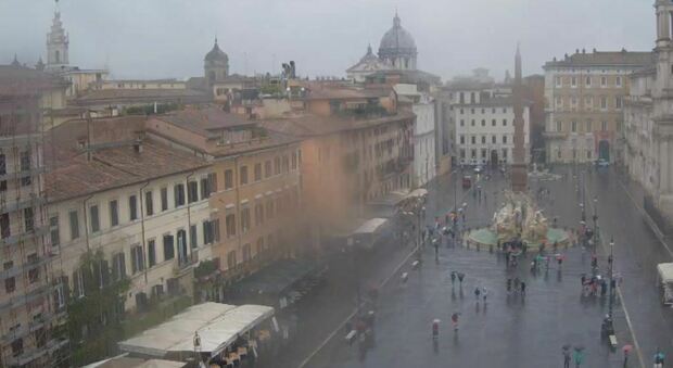 Maltempo Roma, bomba d'acqua sulla Capitale: traffico in tilt e disagi sulla metro