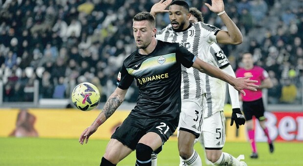 Verona-Lazio, Milinkovic si scalda in vista della partita: è il centrocampista che vince più duelli aerei e subisce più falli