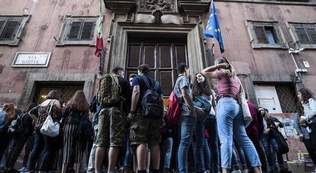 Roma, un rimandato su 4 nei licei, ma mancano i prof per i recuperi