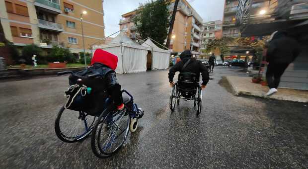 Roma, "Disabili per un giorno": ragazzi in carrozzina per le strade del Fleming per censire le barriere architettoniche