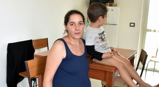 Terni, vedova, incinta, due figli di cui uno autistico: ora è senza casa. Il Comune: «Passi dopo le elezioni»