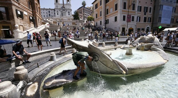 Caldo, i turisti a Roma prendono d'assalto le fontane del centro