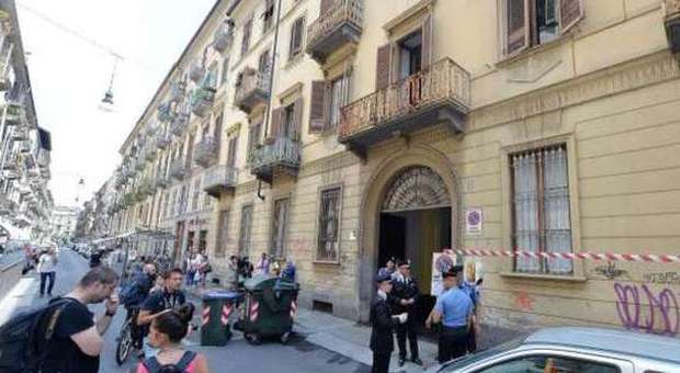 Carabinieri davanti al palazzo dove è avvenuto l'omicidio