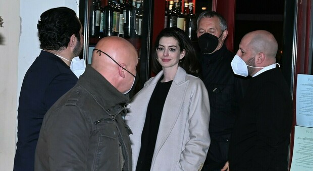 nella foto Anne Hathaway esce dal ristorante a Roma, di RINO BARILLARI