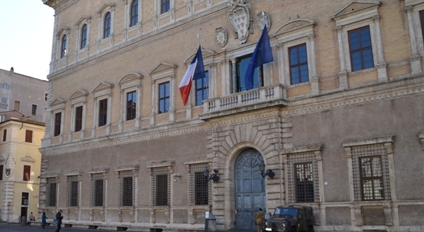 Roma, Associazione islamica vuole protestare davanti all'ambasciata di Francia: «Basta offendere Maometto»