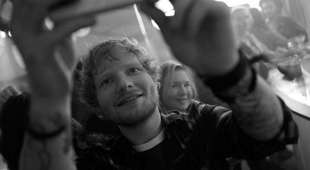 Torna Bridget Jones, il selfie di Ed Sheeran con Reneé Zellweger: «Nel film ci sarò anche io»