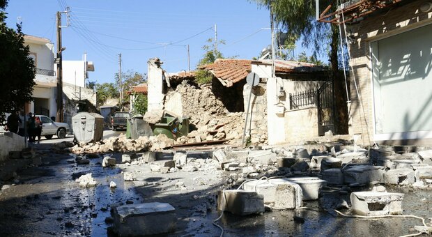 Terremoto Creta di 6.1, paura sull'isola greca: almeno un morto nel crollo di una chiesa