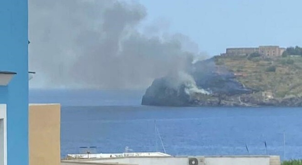 Incendio sull'isola di Santo Stefano, carcere borbonico minacciato: fiamme visibili da Ventotene