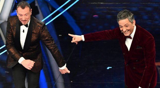 Sanremo 2020, Fiorello punge Amadeus: «Non si è mai drogato... Lui». Poi canta sul palco