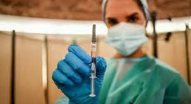 Una dottoressa con una siringa pronta per l'inoculazione del vaccino antinfluenzale