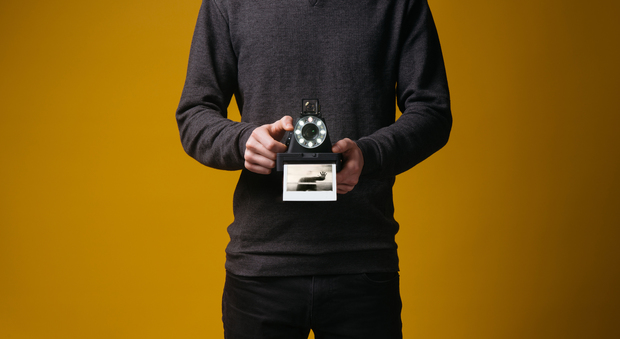 La Polaroid nell'era degli smartphone: torna il fascino delle fotocamere istantanee