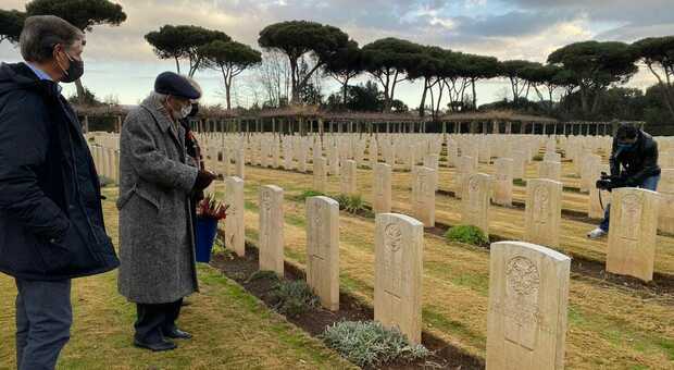 Il soldato brittanico, Harry Shindler, ultimo superstite dello Sbarco di Anzio del 1944, ha cento anni e la foto lo ritrae tre giorni fa al cimitero di guerra a sud di Roma