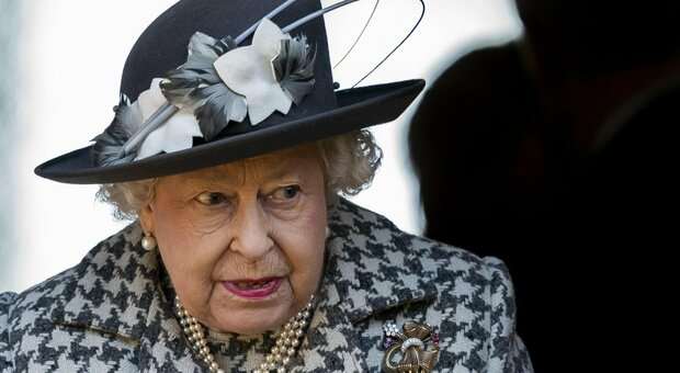 Regina Elisabetta, il biografo: «Ha confidato che potrebbe abdicare. Ma solo a due condizioni»