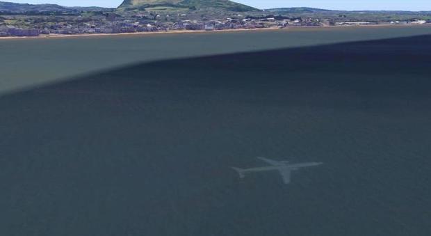 Il mistero dell'aereo sommerso: scoperto da Google Earth a poche miglia dalla costa