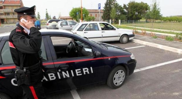 Spara all'ex moglie e si consegna ai carabinieri dopo una settimana: «Mi sentivo solo»