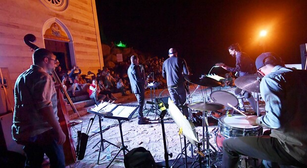Il concerto di Simone Alessandrini e del suo gruppo nella splendida location della Rocca (Foto LUCIANO GIOBBI)