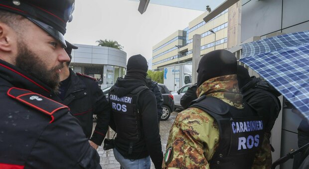 I carabinieri del Ros davanti alla clinica Maddalena di Palermo dove è stato catturato il super latitante Matteo Messina Denaro