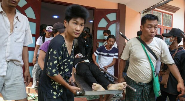 Birmania, l'esercito spara al funerale di una delle vittime. Oltre 400 morti dall'inizio delle proteste