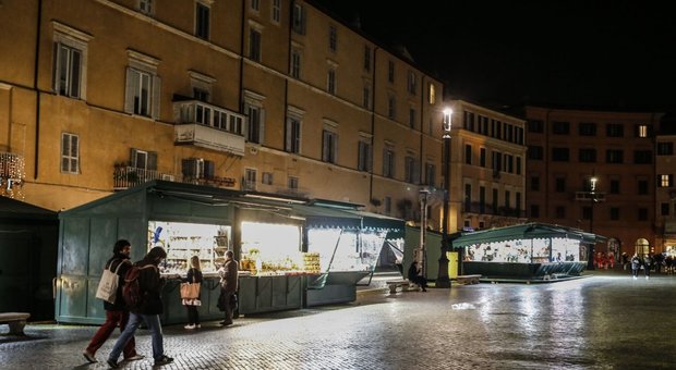 Roma, piazza Navona: bancarelle deserte niente attività per i bambini