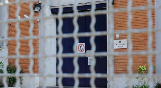 Roma, detenuta di Rebibbia assale i due figli in carcere: uno è morto