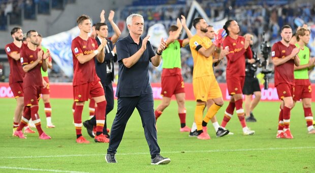 Mourinho, i social applaudono alla sfuriata con gli arbitri: «Ora è un vero romanista»