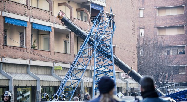 Torino, gru crolla su un palazzo in via Genova: un morto e diversi feriti